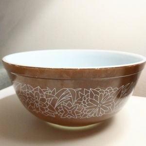 Vintage Pyrex Woodland pattern 2.5 quart bowl